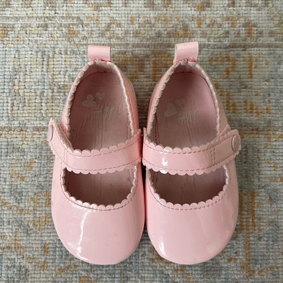 Kids, H&M patent, baby pink, Mary Janes, with button snap - Picture 2 of 3